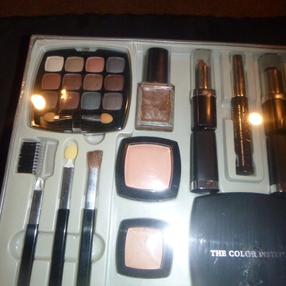 Large Color Ensemble Makeup Gift Set - Picture 3 of 8
